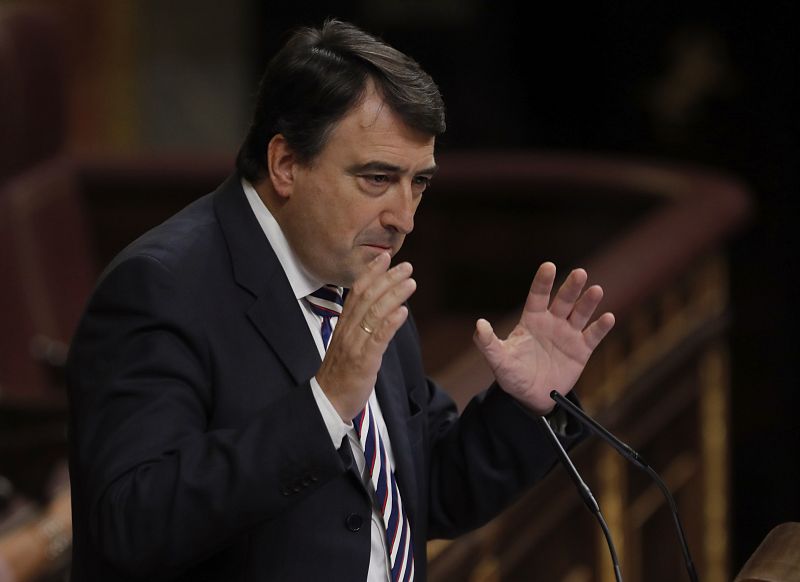 El portavoz del PNV, Aitor Esteban, durante su intervención en la sesión de la tarde.