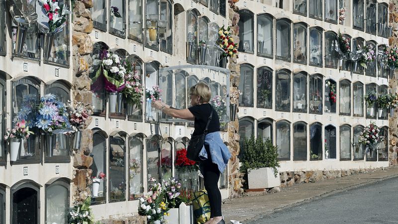 Miles de personas acuden a los cementerios con motivo del día de Todos los Santos