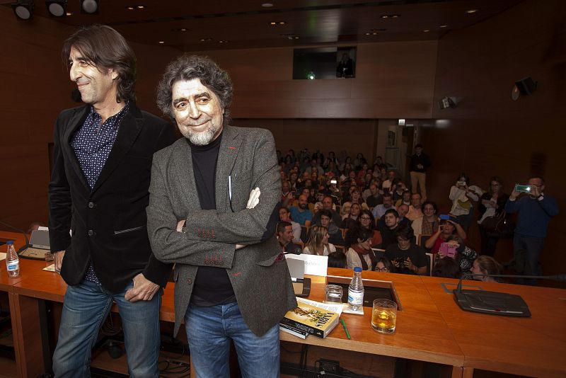 Joaquín Sabina, junto al escritor Benjamín Prado
