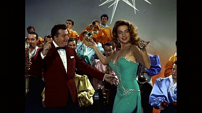 Xavier Cugat, con su esposa Charo Baeza, en una de sus películas