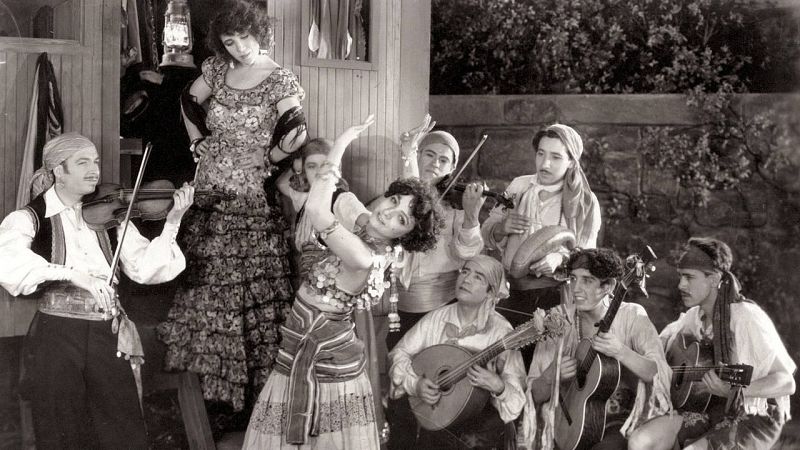  Xavier Cugat, en una de sus primeras películas