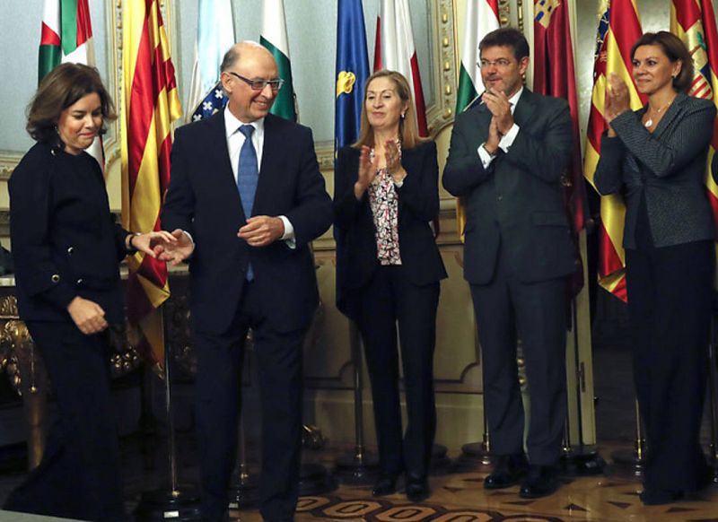 Montoro traspasa la Coordinación de Competencias con las Comunidades Autónomas y Entidades Locales a Santamaría