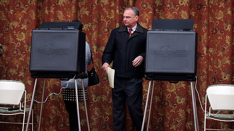El aspirante demócrata a vicepresidente, Tim Kain, deposita su voto en un colegio electoral de Richmond, Virginia.