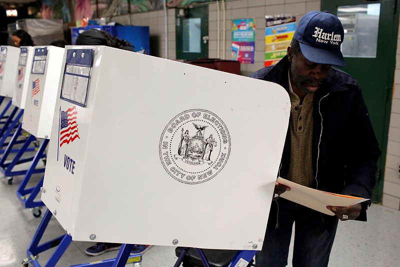 Un hombre deposita su voto en el barrio de Harlem en Nueva York.  Los equipos de Hillary temen que la baja participación del voto negro les complique la elección.