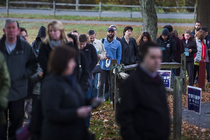 Como es día laborable por la mañana se forman las colas, antes de ir al trabajo, en este colegio electoral de Virginia.