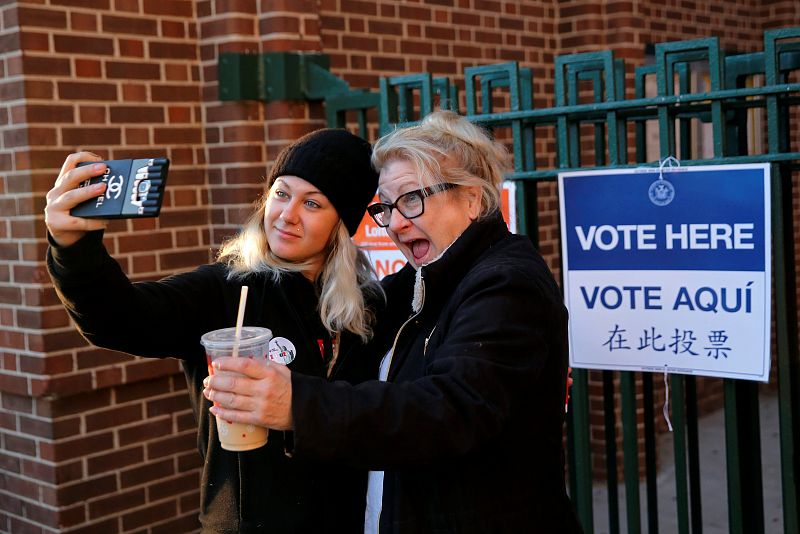 Kaeli Askea es una millennial que ha votado por primera vez en las elecciones de EE.UU. y ha imortalizado el momento con un 'selfie' junto a su madre delante del colegio electoral James Weldon Johnson en Manhattan.