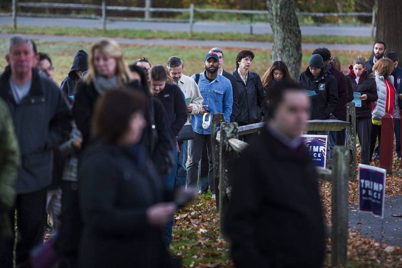 Como es día laborable por la mañana se forman las colas, antes de ir al trabajo, en este colegio electoral de Virginia. 
