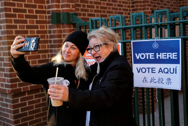 Kaeli Askea es una millennial que ha votado por primera vez en las elecciones de EE.UU. y ha imortalizado el momento con un 'selfie' junto a su madre delante del colegio electoral James Weldon Johnson en Manhattan. 