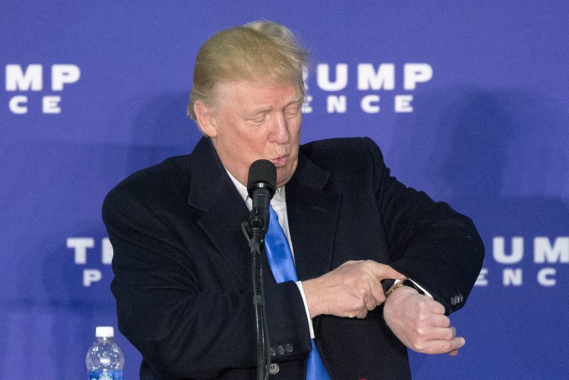 El candidato republicano a la presidencia de Estados Unidos, Donald Trump, mira su reloj.