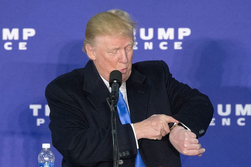 El candidato republicano a la presidencia de Estados Unidos, Donald Trump, mira su reloj.