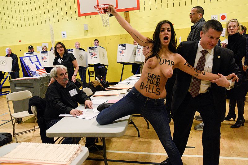 Protesta en 'topless' en el colegio electoral de Trump