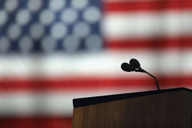 El estrado que aguarda a Hillary Clinton en Nueva York