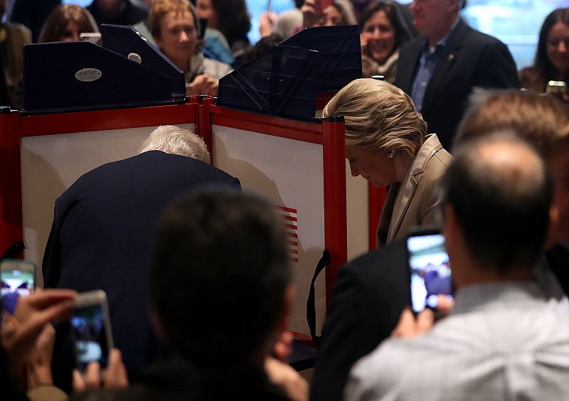 Hillary y Bill Clinton votan