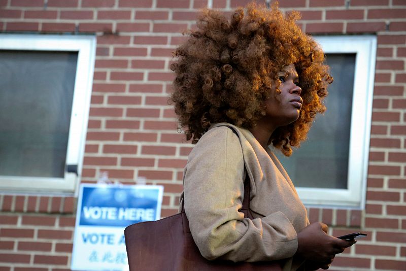 Una mujer hace cola en Harlem (Nueva York) para depositar su voto.