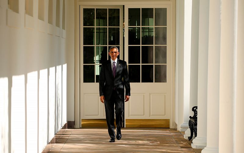 El presidente de EE.UU., Barack Obama, camina por la Casa Blanca en el histórico día de las elecciones. election day