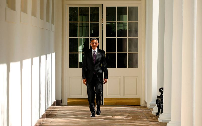 El presidente de EE.UU., Barack Obama, camina por la Casa Blanca en el histórico día de las elecciones. election day