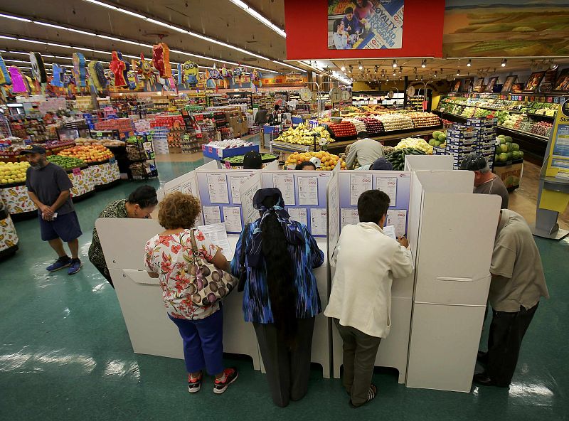Estadounidenses votando en un mercado de California.