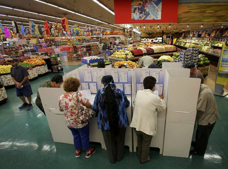 Estadounidenses votando en un mercado de California. 