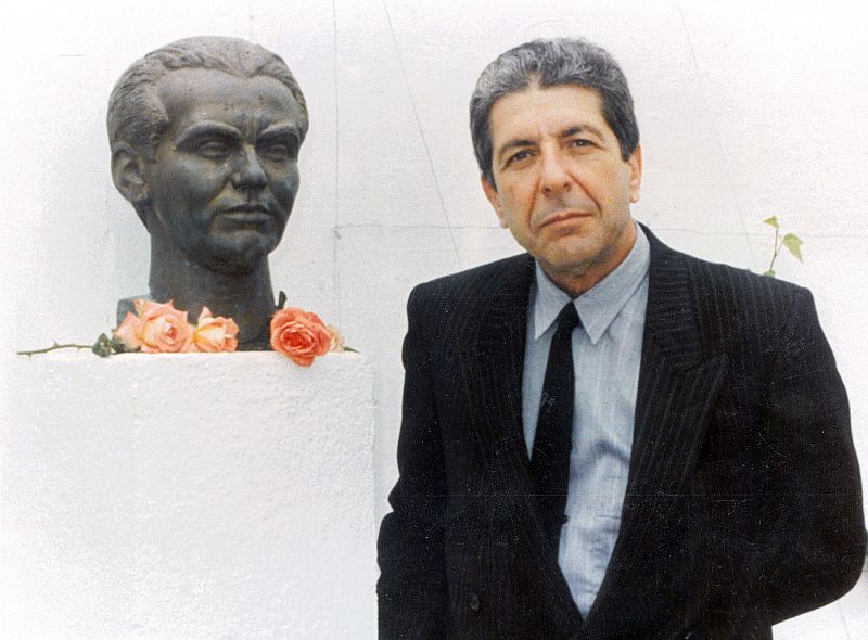 Leonard Cohen en su visita a la casa natal del poeta granadino, una figura de gran influencia en su obra.