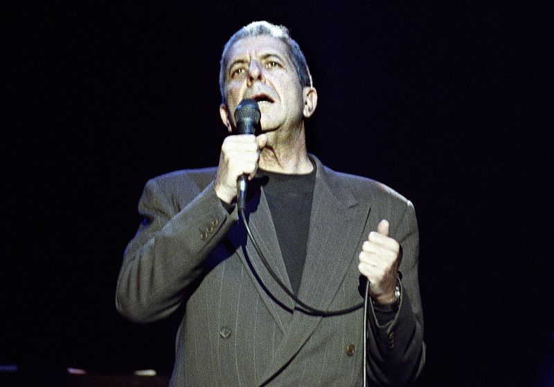 Cohen, referencia para los cantautores de todas las generaciones, durante una de sus actuaciones en el Palacio de los Deportes de la Comunidad de Madrid.