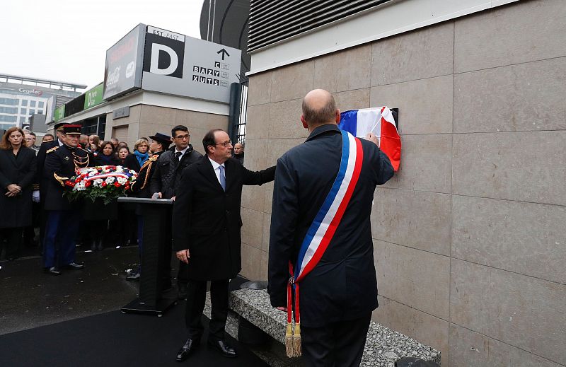 El presidente Hollande descubre una placa conmemorativa por las víctimas en el Estadio de Francia