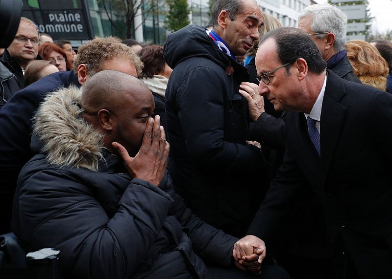 Hollande habla con una de las víctimas del 13N en el Estadio de Francia