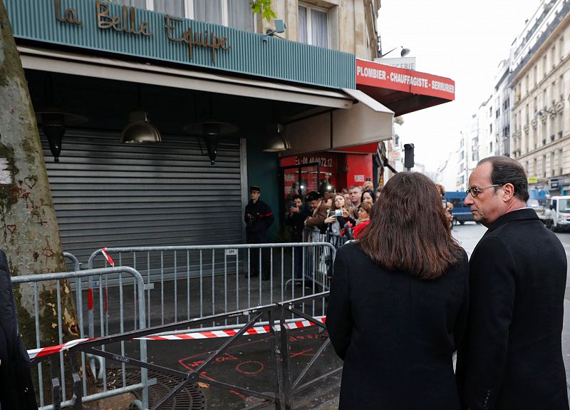 François Hollande y la alcaldesa de París, Anne Hidalgo, asisten a uno de los homenajes frente a La Belle Equipe