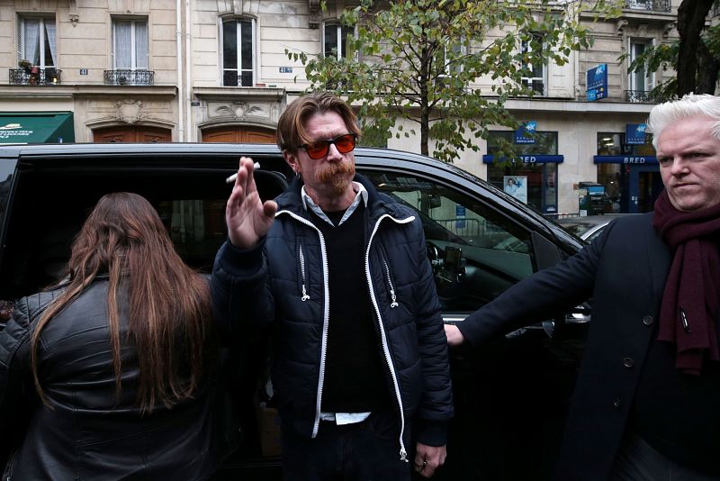 Jesse Hughes (c) y Josh Homme, de los Eagles of Death Metal, en el homenaje en Bataclan