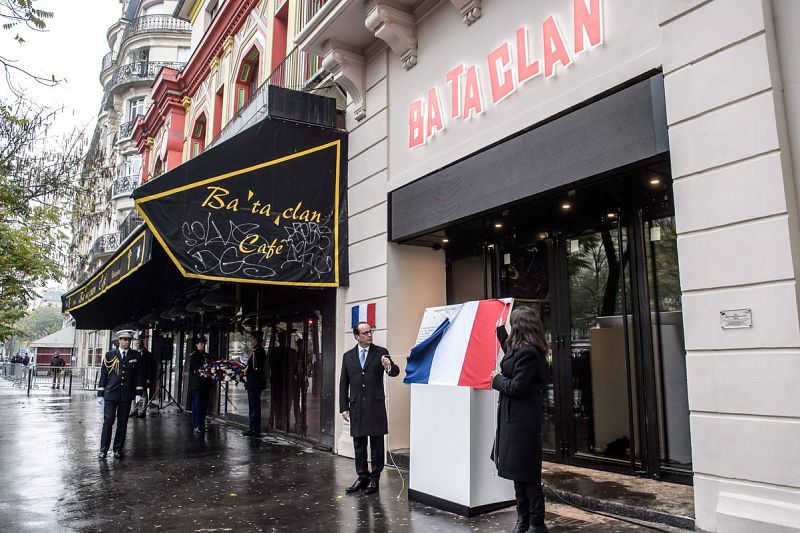 François Hollande y Anne Hidalgo inauguran la placa conmemorativa con los nombres de las víctimas en la sala Bataclan