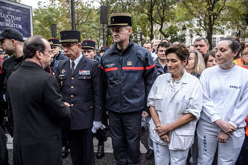 Hollande saluda a los miembros de las fuerzas de seguridad y sanitarios que trabajaron la noche de los ataques