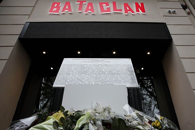 Placa con los nombres de los fallecidos en la sala Bataclan