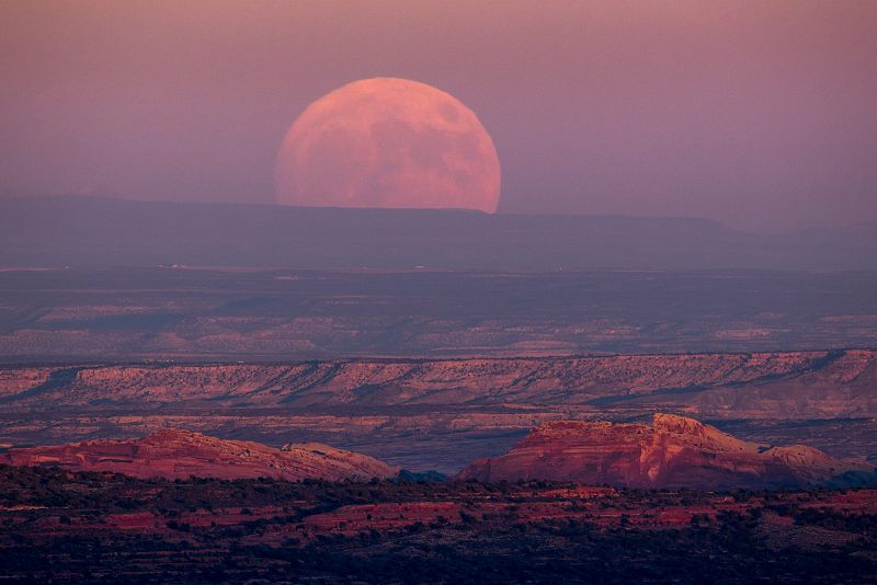 La superluna, vista sobre el Valle de los Dioses, en el estado de Utah, en EE.UU.