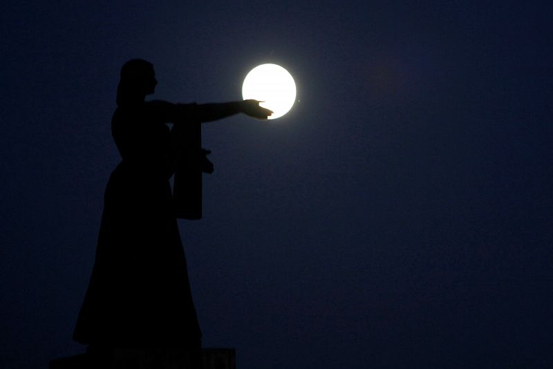 La luna, junto al monumento a La Raza en Ciudad Juarez, México.