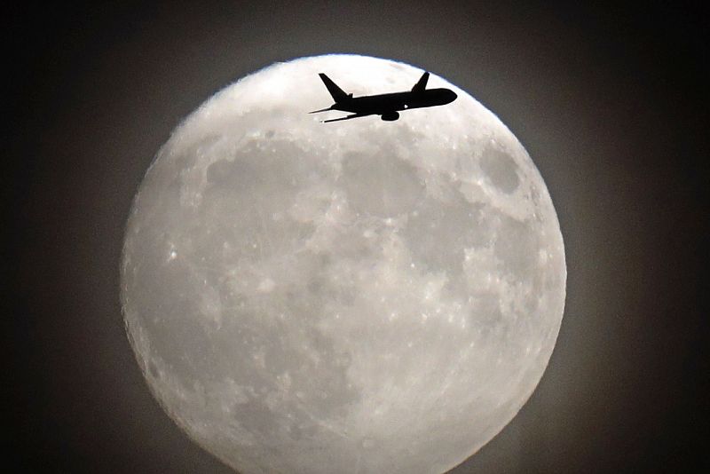 Otro avión atraviesa la silueta lunar. En este caso la fotografía se ubica cerca del aeropuerto de Heathrow, en Londres.