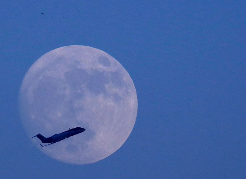 Un avión atraviesa la silueta de la luna en Katmandú.