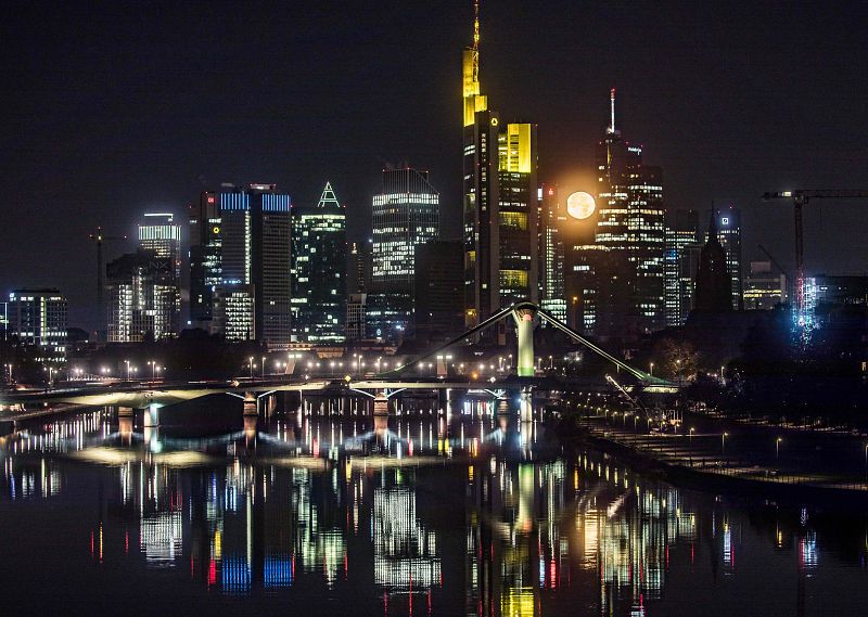 La luna llena aparece detrás del distrito financiero de Frankfurt am Main, en Alemania.