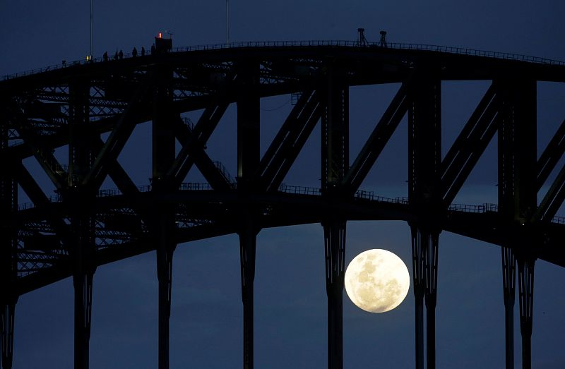 El famoso "Harbour Bridge" que se extiende ante la Bahía de Sidney ha servido como observatorio al aire libre de la superlulna para numerosos espectadores.