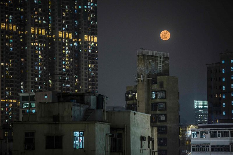 La luna llena, sobre los edificios del distrito de Kowloon, en la ciudad de Hong Kong,