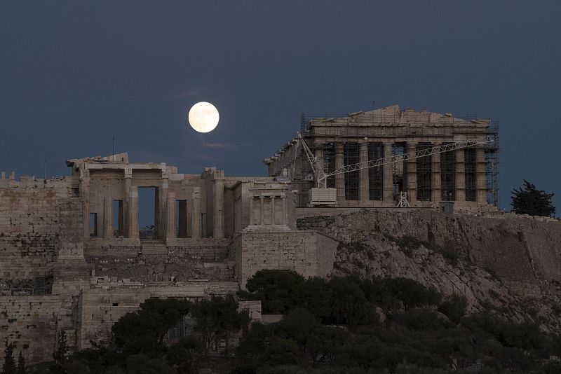 La luna llena, fotografiada sobre las ruinas de la Acrópolis, en la capital griega.