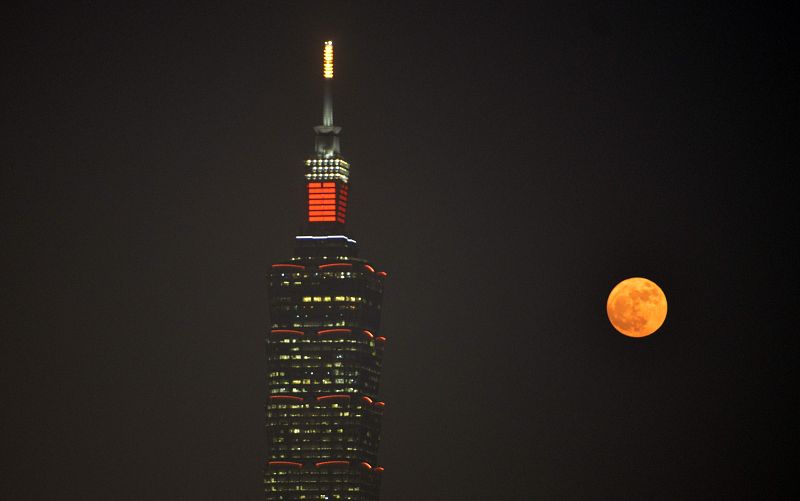 La superluna, vista junto al emblemático rascacielos 101 de Taipei, la capital taiwanesa.