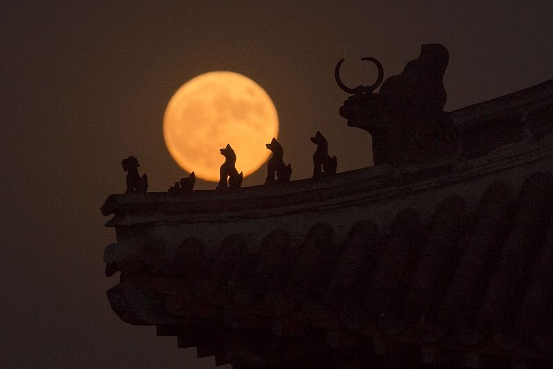 Instantánea de la capital china, Pekín, y más concretamente de la superluna junto a uno de los techos de la Ciudad Prohibida.