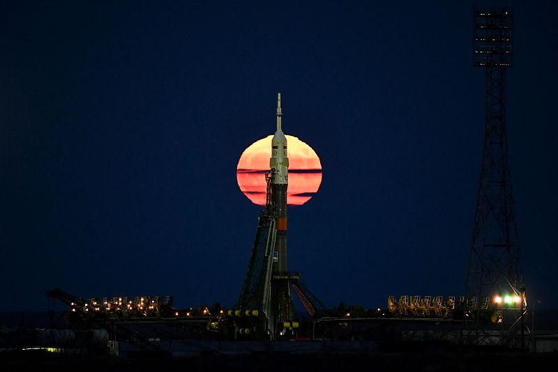 La superluna, vista desde la plataforma de lanzamiento de la nave Soyuz MS-03, en el cosmódromo de Baikonur, en Kazajistán, donde será lanzada con rumbo a la Estación Espacial Internacional.