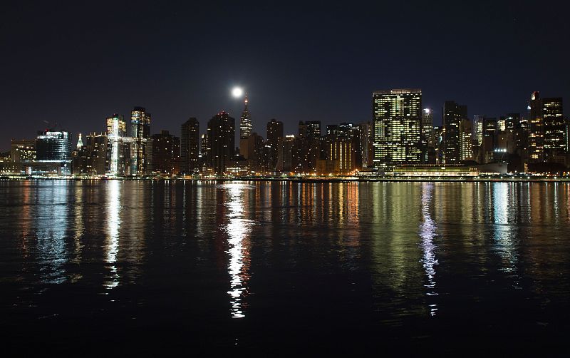 La superluna, entre la silueta de los edificios de la isla de Manhattan, en Nueva York.