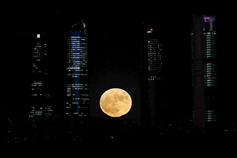 Madrid, bajo la superluna