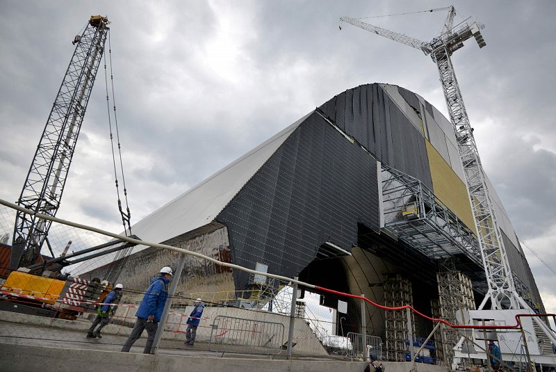 Su misión es evitar la fuga de material radiactivo en la central ucraniana. Para asentar la estructura de 36 toneladas y 108 metros de altura ha sido necesario instalar unos raíles que se mueven con un sistema hidráulico. 30 años después de la trage