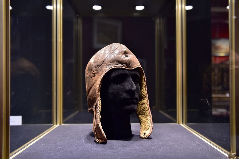 El gorro de Charles Lindbergh, el primer aviador que cruzó el Atlántico en solitario en 1927, será subastado el miércoles 16 de noviembre en París, según aha anunciado la casa de subastas Drouot.