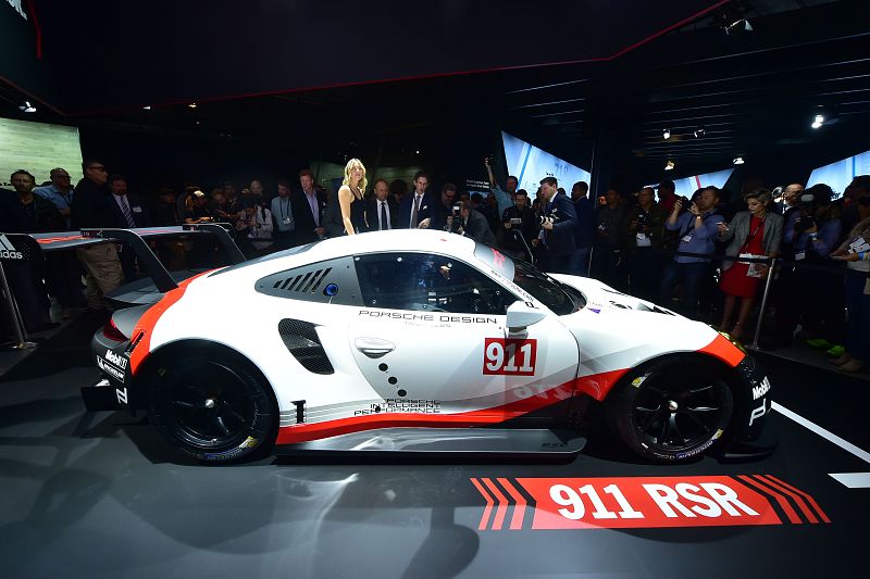 Maria Sharapova posa con el nuevo Porsche 911 RSR