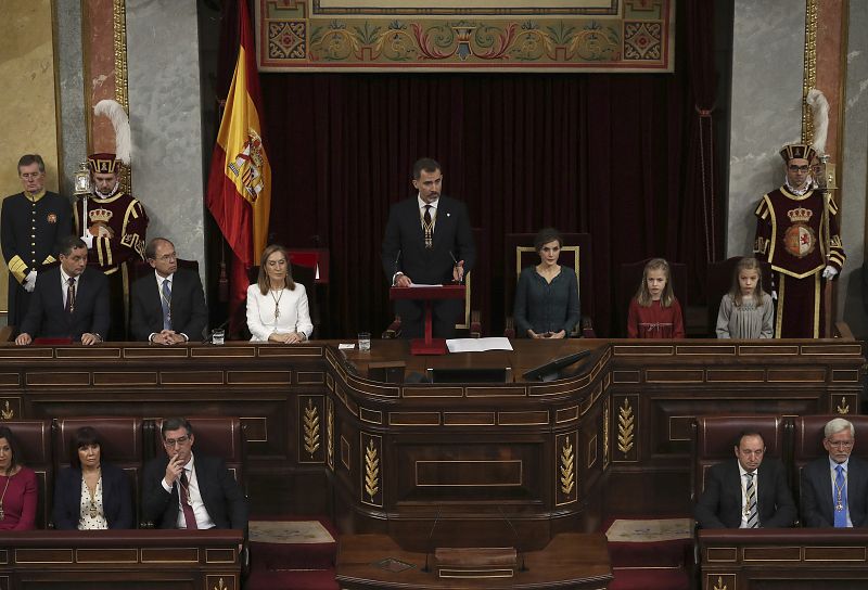 El rey Felipe, acompañado por la reina Letizia; sus hijas, y los presidentes del Congreso y del Senado