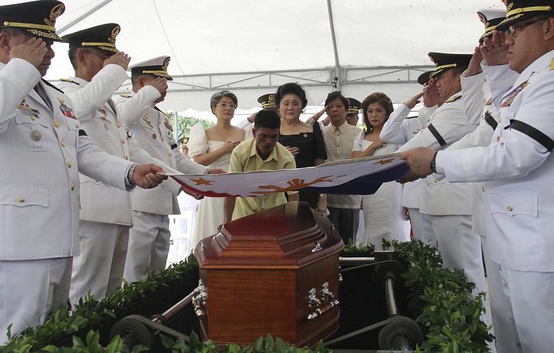 El exdictador filipino Marcos, enterrado entre héroes en una ceremonia secreta