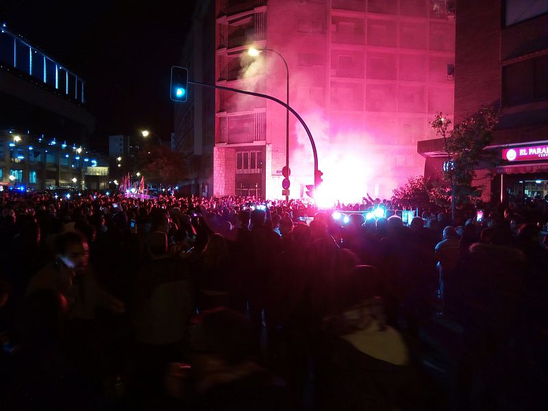 El rojo de las bengalas destacaba en el ambiente en los aledaños del Calderón antes del comienzo del derbi.
